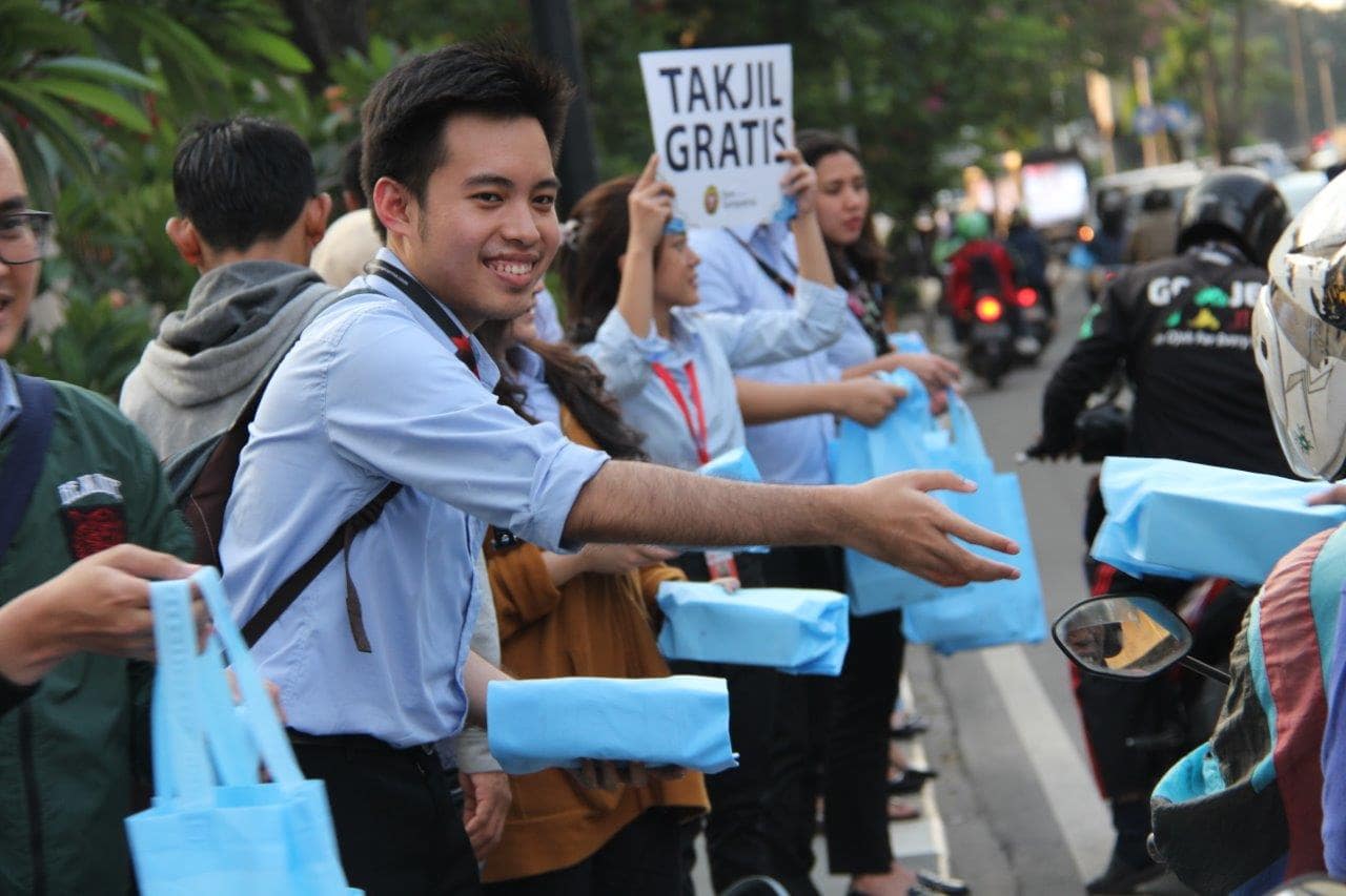 Bank Sampoerna berbagi takjil kepada masyarakat. (artikula.id)