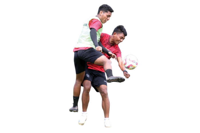 : OPSI GOL MENINGKAT: Dedik Setiawan (kanan) berebut bola dengan Salim Tuharea dalam sesi latihan di Lapangan Universitas Brawijaya, Rabu lalu (26/2). (SATRIA CAHYONO/RADAR MALANG)