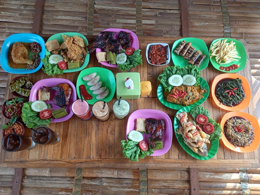 Berbagai macam menu yang ada di Waroeng Pring Pethak  (Alinda Citra).