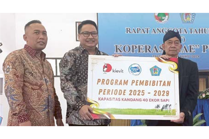 BANTUAN: PT FFI serahkan bantuan program pembibitan sapi. (KHOLID AMRULLAH/RADAR MALANG)