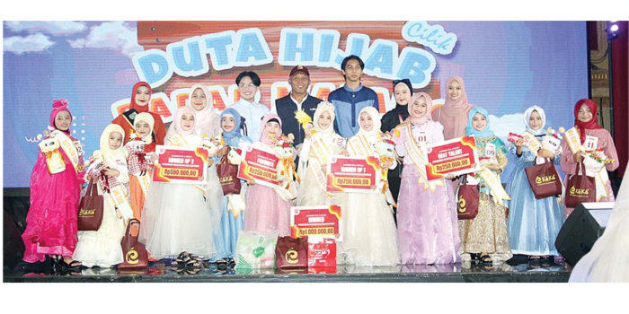 SUKSES: sebanyak 12 finalis Duta hijab Radar Malang cilik 2025 berfoto bersama dewan juri dan perwakilan sponsor setelah grand final kemarin. (SATRIA CAHYONO/ RADAR MALANG)