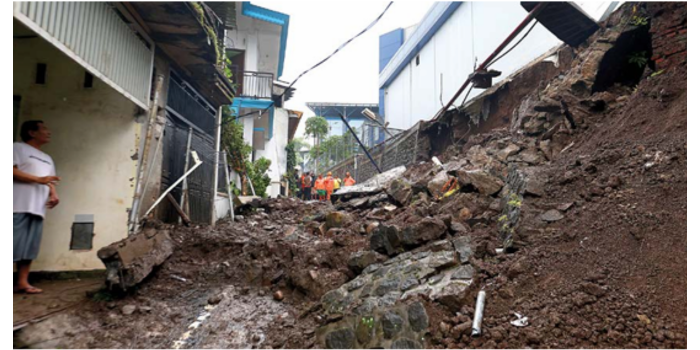 KURANG KUAT: Material batu alam, rangka beton, dan tanah dari plengsengan kampus Polinema menutup akses warga di Jalan Terusan Kembang Turi, Kelurahan Jatimulyo, kemarin (27/2). (DARMONO/RADAR MALANG)