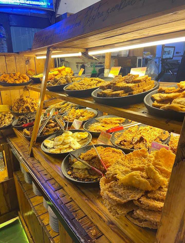Etalase menu-menu di Dapoer Cobek. (Devita Vida)