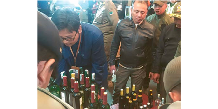 TEGAS: Petugas dari Satpol PP Kota Malang menyita minuman beralkohol dari salah satu toko di Kecamatan Sukun, rabu (26/2).