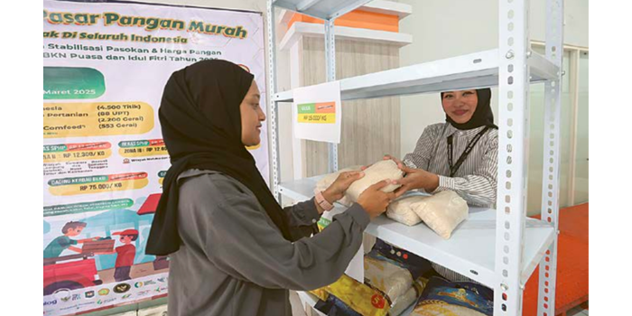 PROGRAM PUSAT: Salah satu warga membeli gula di Kantor Pos Kota Malang, kemarin. Operasi pasar murah di sana digelar hingga 29 Maret nanti.