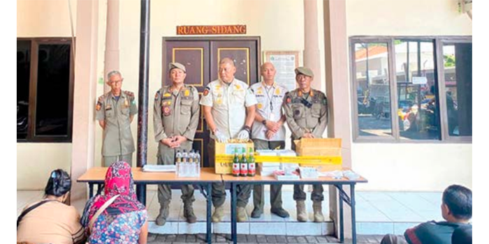 MERESAHKAN: Kasatpol PP Sidoarjo Yany Setyawan (tengah) menunjukkan barang bukti hasil razia di sekitar Pabrik Gula Krembung kemarin (27/2).