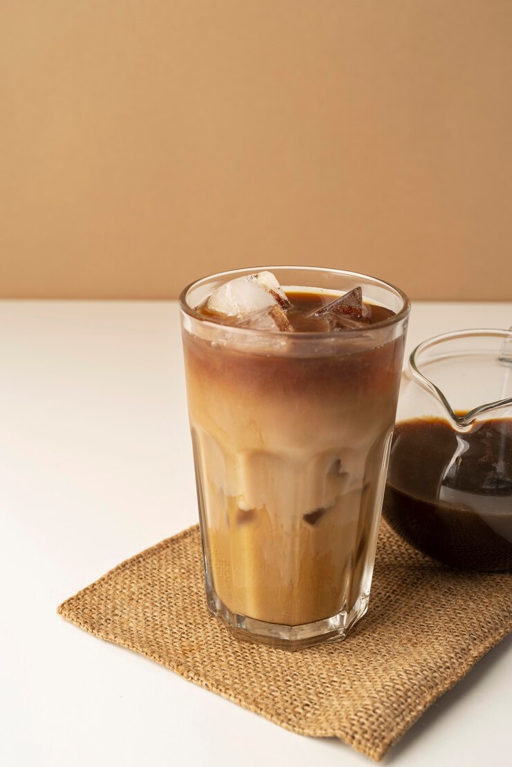 Ilustrasi segelas iced coffee. (freepik.com)
