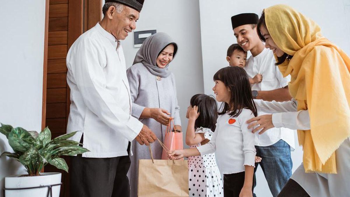Ilustrasi silaturahim dengan keluarga atau kerabat. (detik.com)