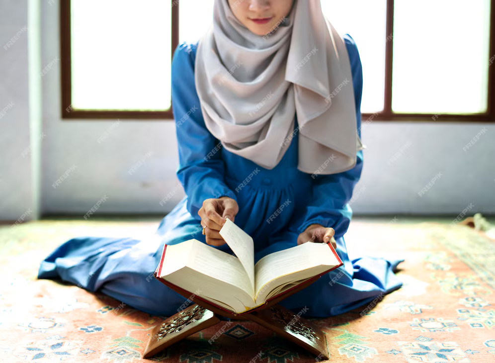 Ilustrasi seorang wanita yang sedang membaca Al-Qur