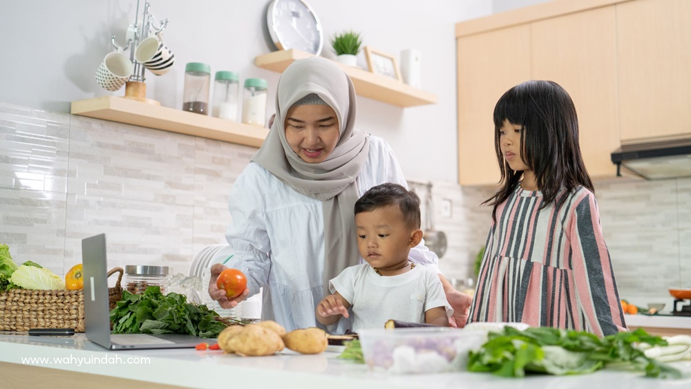 Ilustrasi seorang ibu yang sedang menyiapkan buka puasa bersama anak-anaknya. (wahyuindah)