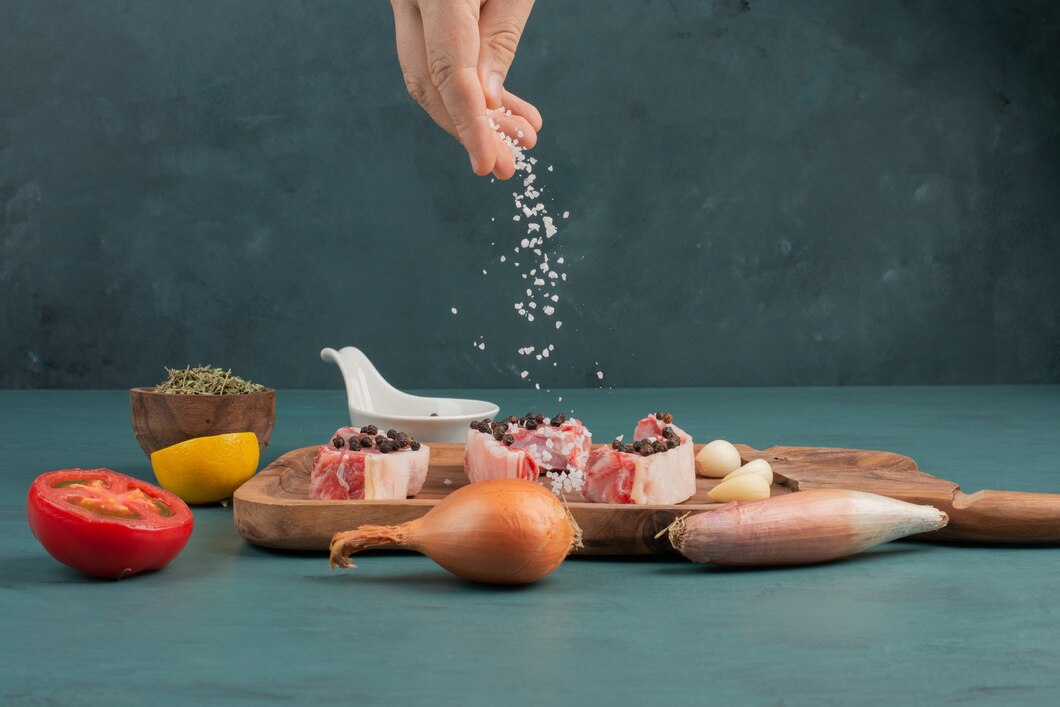 Ilustrasi makanan yang ditaburi garam. (freepik.com)