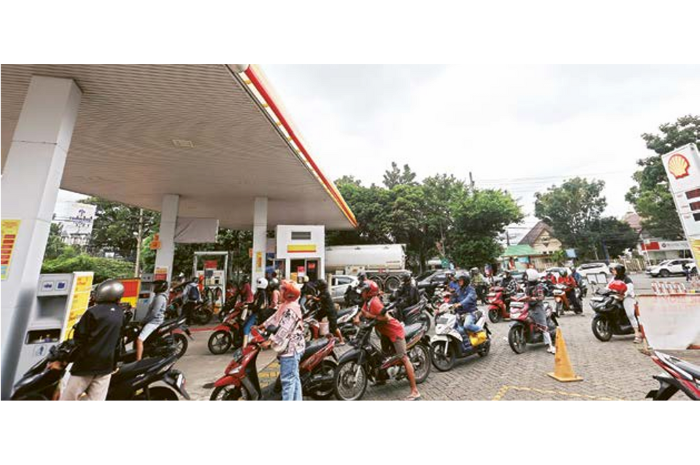 TAK BIASA: Puluhan pengendara motor antre membeli BBM di SPBU Shell Jalan Kawi, Kota Malang, kemarin (28/2). Mayoritas terpengaruh isu beredarnya Pertamax oplosan. (DARMONO/RADAR MALANG)