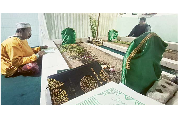 TOKOH BESAR: Peziarah berdoa di makam Ki Ageng Gribig, RW 4 Kelurahan Madyopuro, Kecamatan Kedungkandang, kemarin (28/2). (NABILA AMELIA/RADAR MALANG)