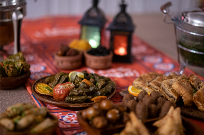 Ilustrasi iftar (Mahmoud Shakweer/Studio Egypt)