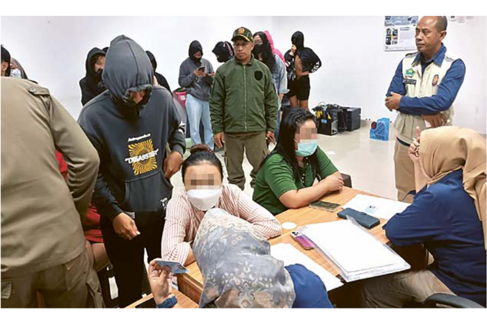 Petugas Satpol PP Kota Malang mendata orang orang yang diduga berbuat mesum di ruah kos Jalan Bendungan Sigura-gura, Kecamatan Lowokwaru, Kamis malam (27/2). (SATPOL PP KOTA MALANG FOR RADAR MALANG)