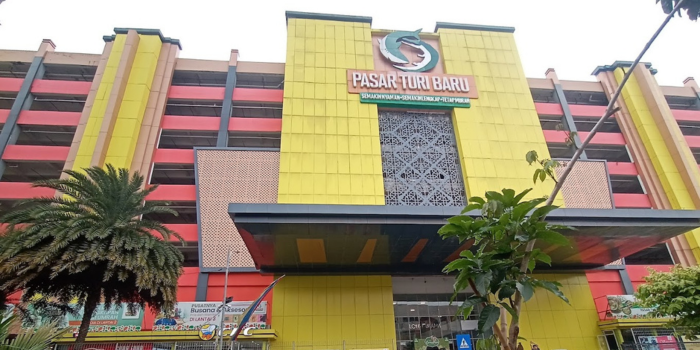 Tampilan Depan Bangunan Pasar Turi Baru (Budhy Do Re Mi).