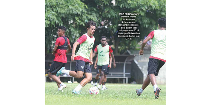 JAGA KEBUGARAN: pemain Arema Fc Brandon Scheunemann (tengah) mengontrol bola dalam sesi latihan arema FC di Lapangan universitas Brawijaya, Kamis lalu (27/2)(SATRIA CAHYONO/RADAR MALANG)