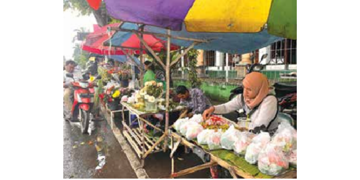 BERKAH RAMADAN: Penjual bunga tabur di depan Masjid Besar Salafiyah, Jalan Sultan agung, Kepanjen melayani pembeli. (NAHDIATUL AFFANDIAH/RADAR KANJURUHAN)