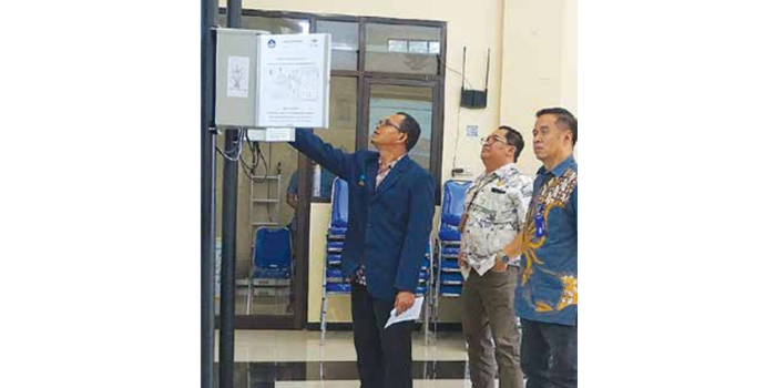 CANGGIH: Ketua Tim Penelitian PJU Moch. Subianto mendemonstrasikan pengembangan prototipe transmisi data terenkipsi di kantor DPUPRPKP Kota Malang kemarin (28/2). (HUMAS UNIVERSITAS MA CHUNG)
