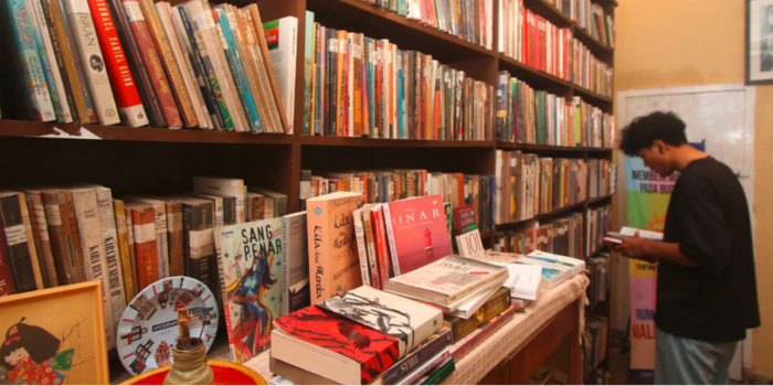 Rumah Budaya Ratna di Jalan Diponegoro, Kecamatan Klojen dibuka sejak Agustus 2024 lalu. Tempat itu menyimpan buku-buku koleksi almarhumah Ratna Indraswari, novelis dan cerpenis asal Malang.