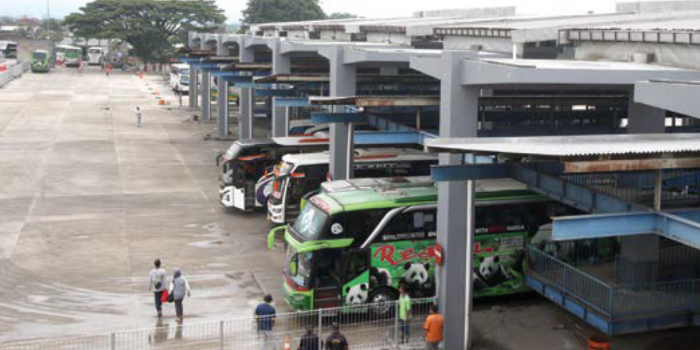 SIAP BERANGKAT: Tiga bus antarkota dalam provinsi (AKDP) berhenti  di halte pemberangkatan Terminal Arjosari.