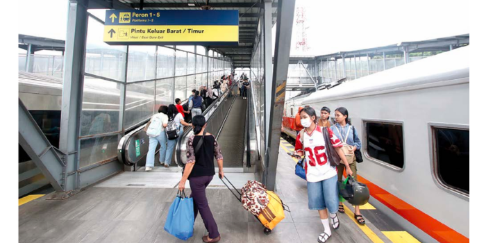ANIMO TINGGI: Sejumlah penumpang tiba di stasiun Malang, kemarin. PT KAI mencatat jumlah tiket KA lebaran yang sudah terpesan mencapai 26.400.