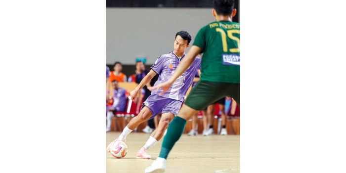 MENJADI ATENSI PUBLIK: Guntur Sulistyo berusaha melepaskan tendangan ke gawang Bintang Timur Surabaya dalam laga PFl pekan ke-7, 23 Februari lalu.