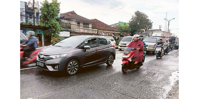 SUMBER PENDAPATAN: Kendaraan roda empat dan roda dua memadati ruas jalan Pakisaji, Kabupaten Malang pada Jumat lalu (28/2). Mereka dikenakan biaya Pajak Kendaraan Bermotor (PKB).