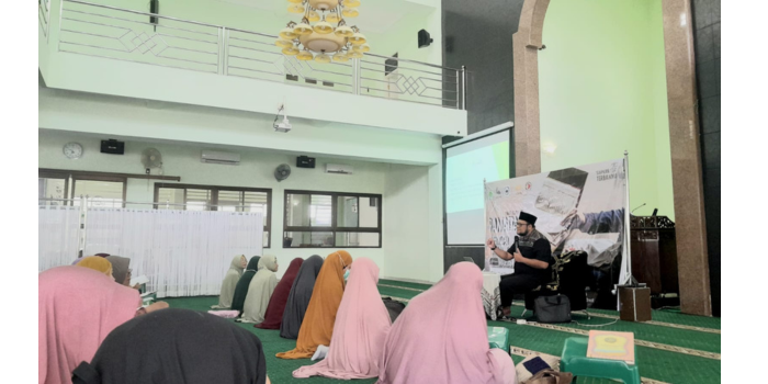 Penuh antusias, jamaah dengan khidmat menyimak kajian yang disampaikan Ust dr. Arief Alamsyah di Masjid Al Maghfirah Sentani Timur kemarin (1/3). (RAISYA SEKAR FOR RADAR MALANG)