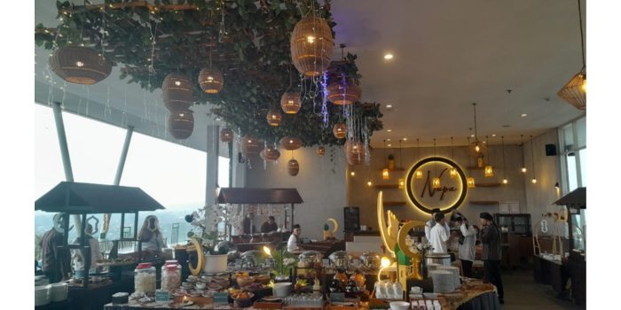 Suasana dalam Ascent Hotel yang cocok untuk buka bersama. (RAISYA SEKAR FOR RADAR MALANG)