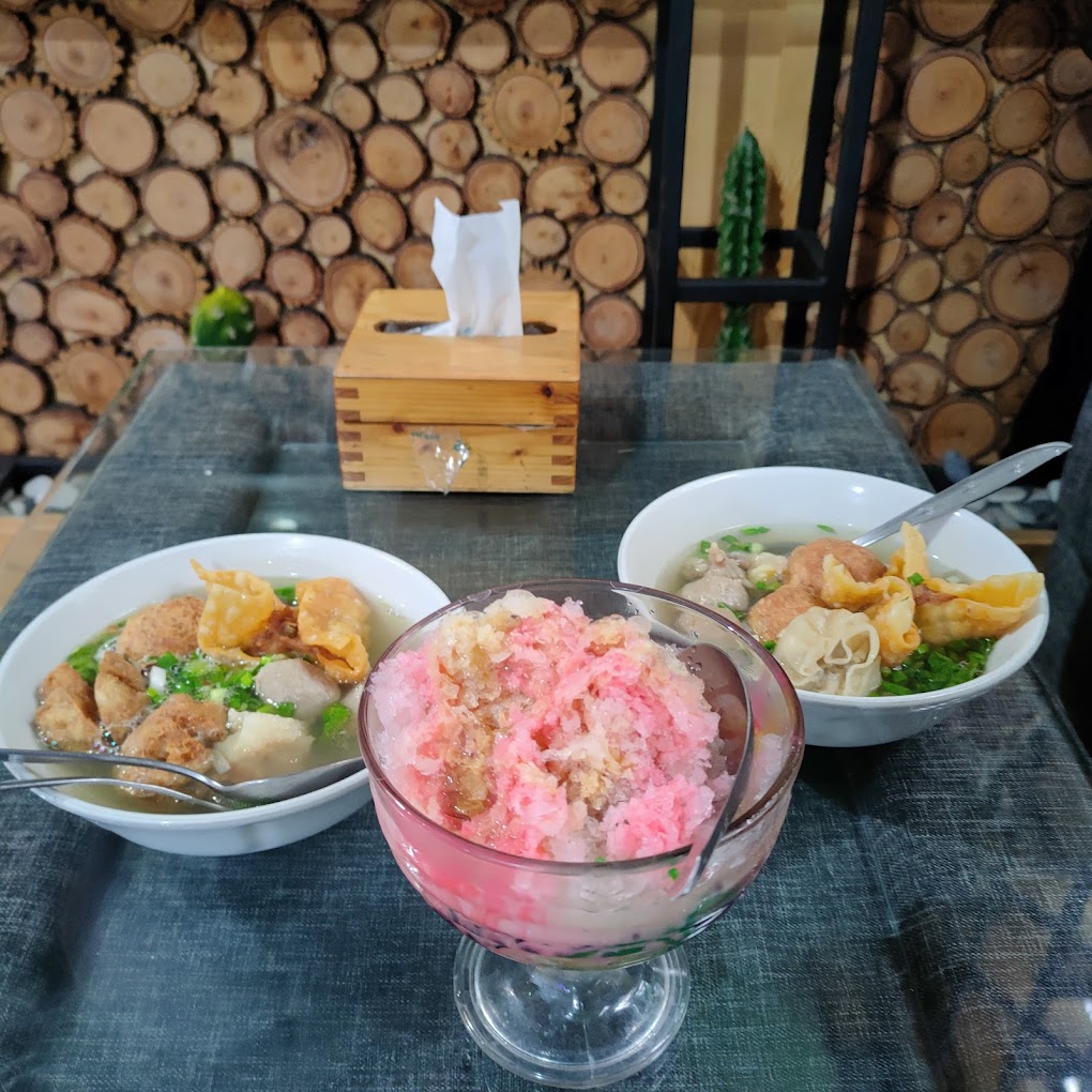 Tak hanya Es, tersedia juga basso di Es Gunung Kepanjen (moch yasin).