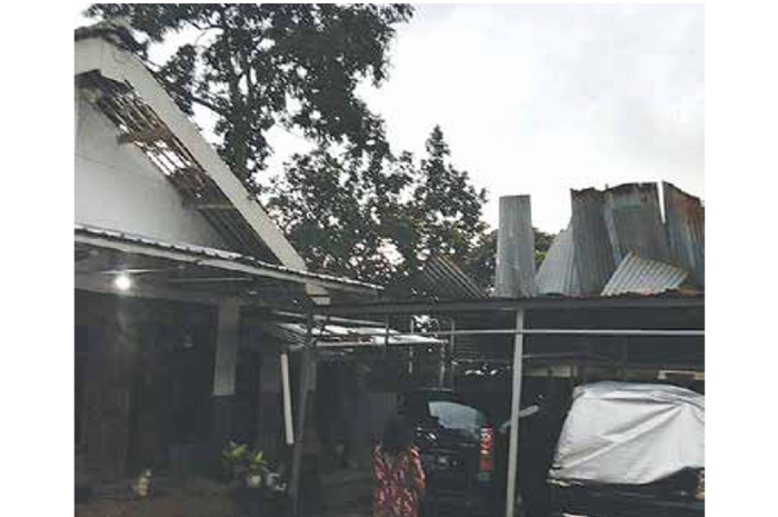 BENCANA ALAM: Atap rumah warga RT 04 RW 02 Desa Turirejo, Kecamatan Lawang terbang diterpa angin kencang akhir Februari lalu. (BPBD KABUPATEN MALANG FOR RADAR KANJURUHAN)