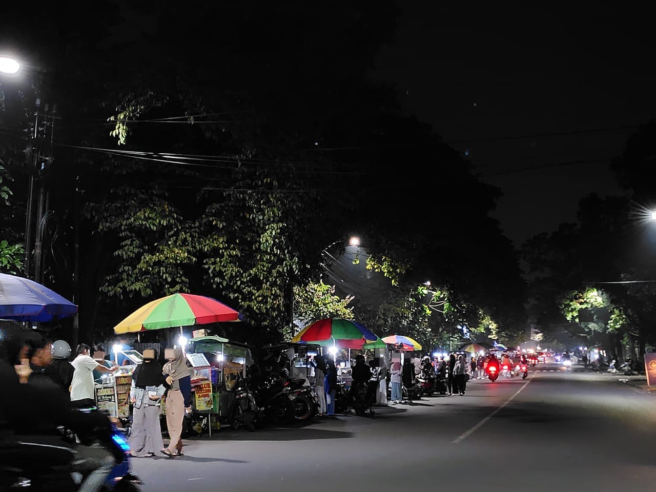 Suasana pasar takjil Jl. Surabaya setelah tarawih