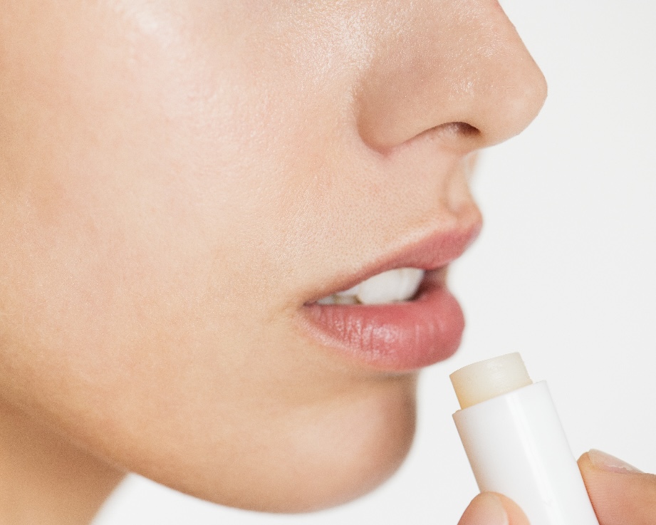 Ilustrasi memakai lip balm (freepik).