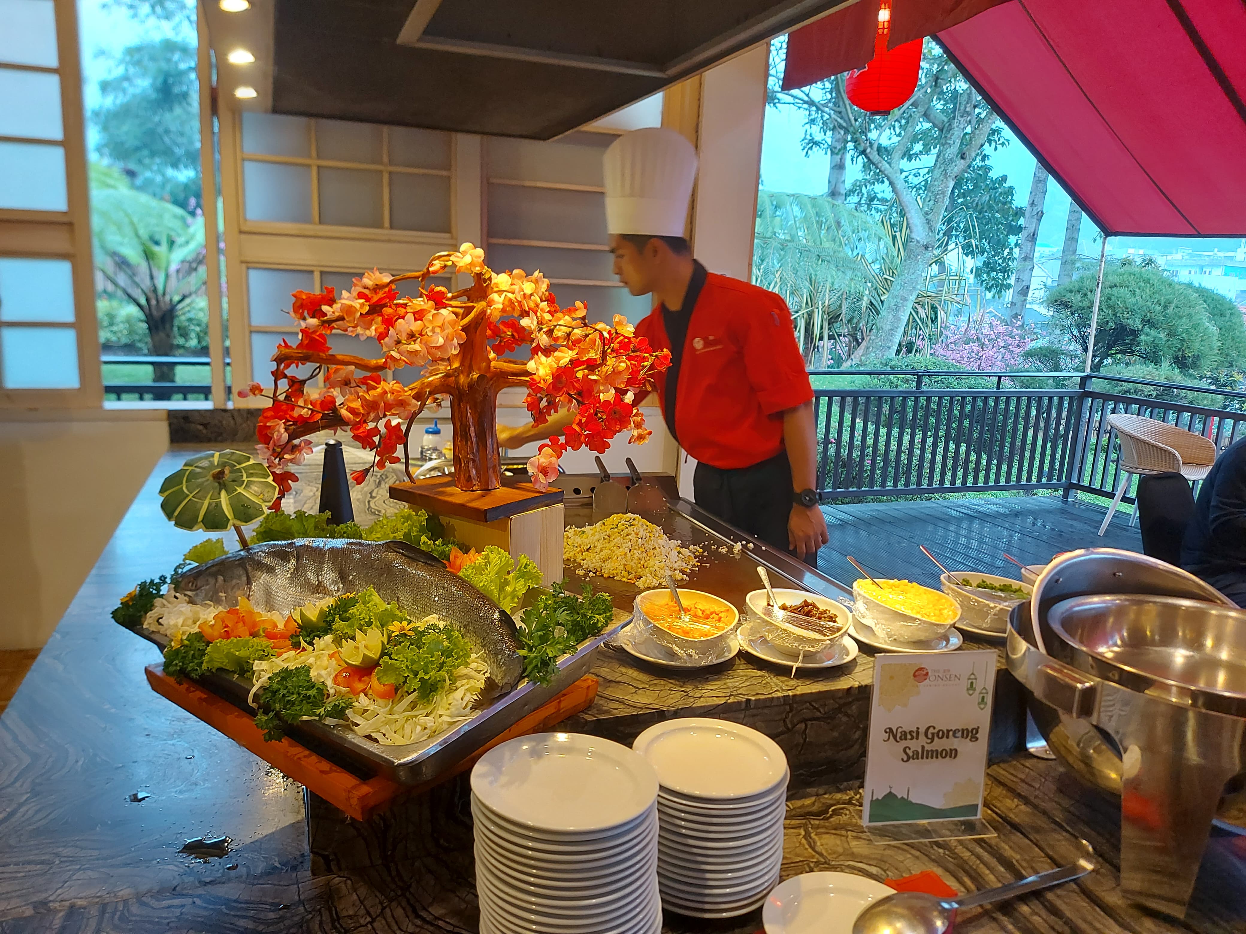 LIVE COOKING: Chef The Onsen Hot Spring Resort menyiapkan nasi goreng ikan salmon, menu andalan Subarashi Ramadhan.
