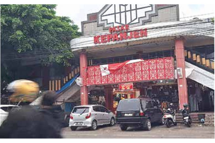 RETRIBUSI: deretan mobil parkir di depan Pasar Singosari kemarin. Uang dari retribusi parkir akan disetorkan jukir melalui QRIS. (BIYAN MUDZAKY HANINDITO / RADAR KANJURUHAN)