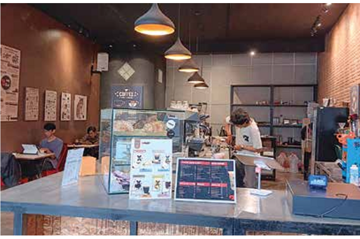PENDAPATAN: Pengunjung menikmati menu sambil santai di kafe Desa Ardirejo, Kecamatan Kepanjen kemarin. (INDAH MEI YUNITA/RADAR KANJURUHAN)
