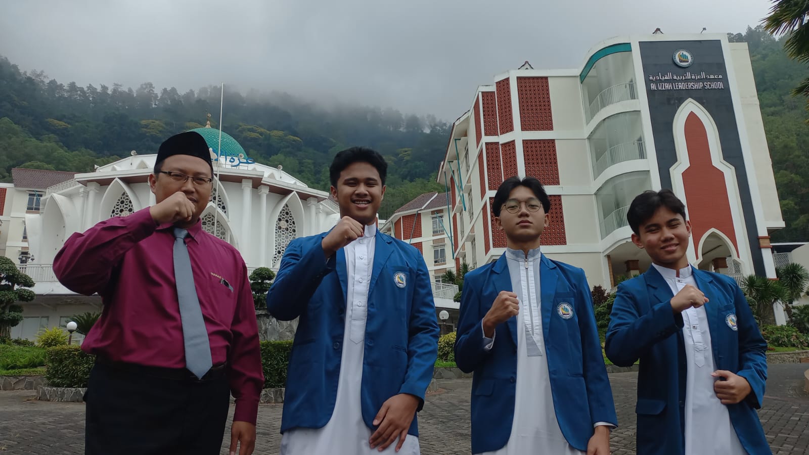 BERPRESTASI: Dari kiri Ustad Aziz Effendy, Fajri Sachio Shofa, Muhammad Khaizuram Rivai dan Abrisam Fadhila Anom.