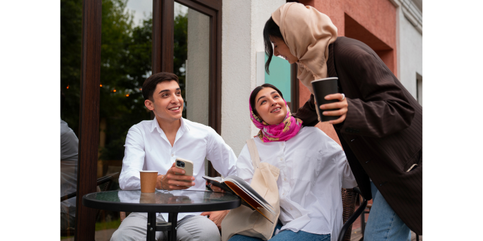 Medium shot friends spending quality time together (Freepik)