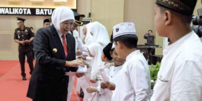BERI PERHATIAN: Gubernur Jawa Timur Khofifah Indar Parawansa memberikan santunan kepada anak yatim di Kota Batu (DINAS KOMUNIKASI DAN INFORMATIKA KOTA BATU).