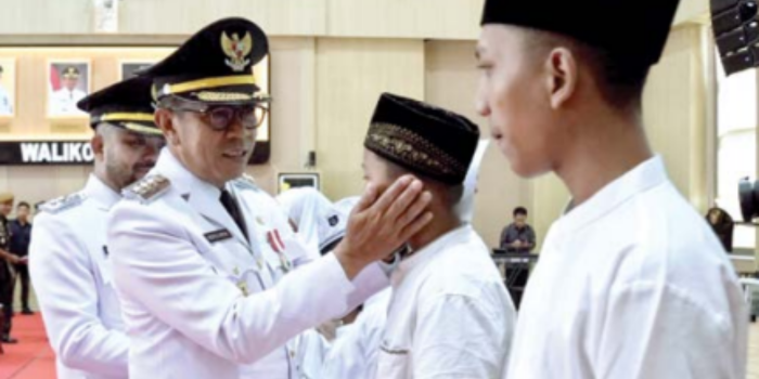 PEDULI: Wali Kota Batu Nurochman memberikan perhatian kepada anak yatim di Kota Batu (DINAS KOMUNIKASI DAN INFORMATIKA KOTA BATU).