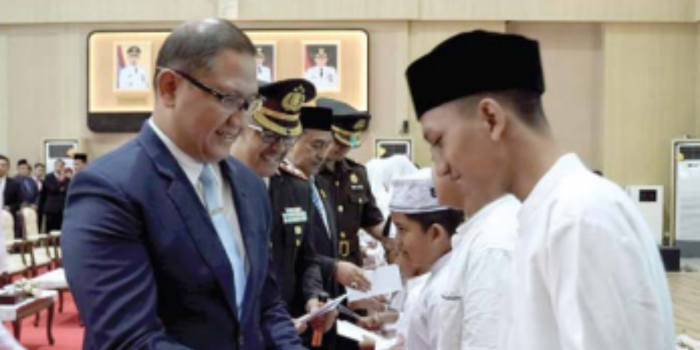 HADIAH TERAKHIR: Purna Pj Wali Kota Batu Aries Agung Paewai memberikan bantuan kepada anak yatim (DINAS KOMUNIKASI DAN INFORMATIKA KOTA BATU).