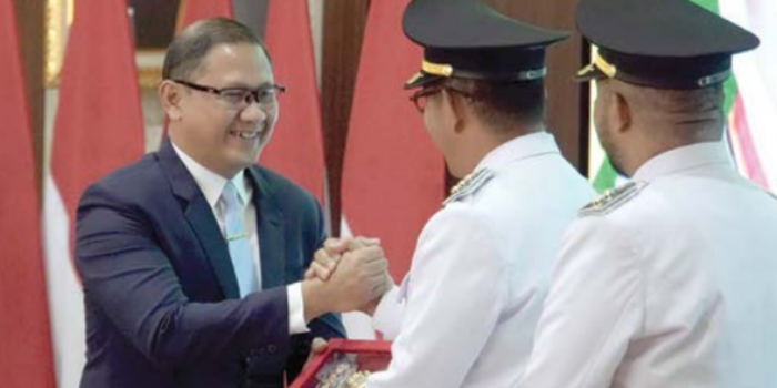 BERI APRESIASI: Purna Pj Wali Kota Batu Aries Agung Paewai menerima cendera mata dari Wali Kota Batu Nurochman dan Wakil Wali Kota Batu Heli Suyanto ( DINAS KOMUNIKASI DAN INFORMATIKA KOTA BATU).