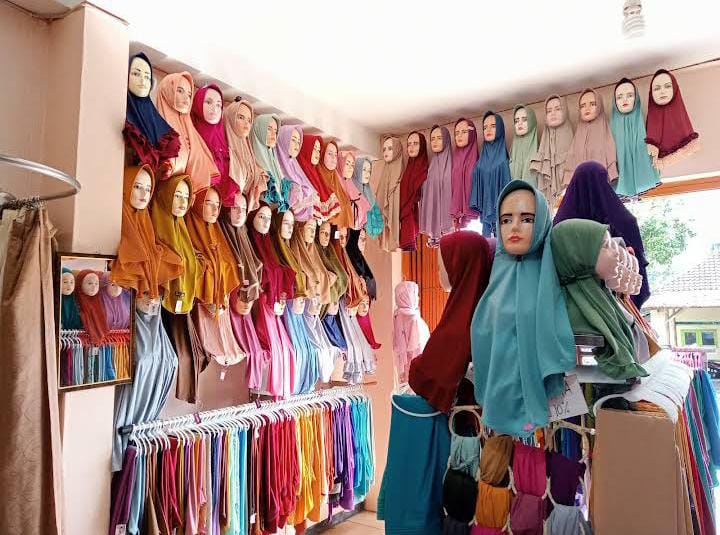 Beberapa hijab yang dijual di D