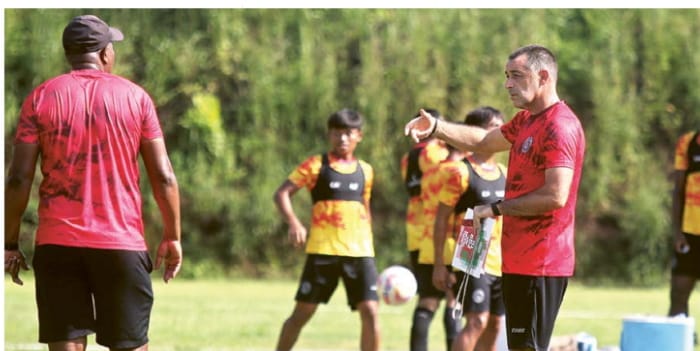 SEMAKIN TERMOTIVASI: Ze Gomes memberikan instruksi dalam sesi latihan Arema FC di Lapangan Universitas Brawijaya, 26 Februari lalu.