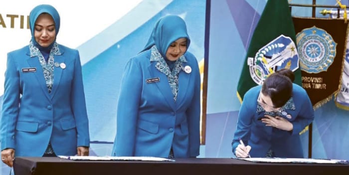 GERAK CEPAT: Dra Hj Hanik Andriani Wahyu Hidayat (tengah) menyaksikan penekenan surat pengangkatannya sebagai Ketua Tim Penggerak TP PKK Kota Malang oleh Ketua TP PKK Provinsi Jatim