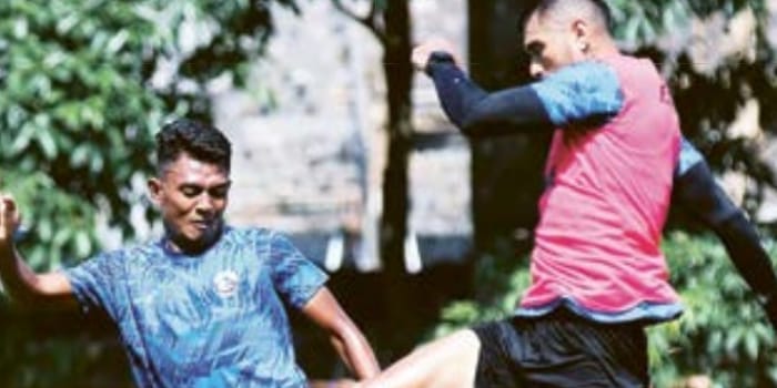 AWAY BERAT: Dedik Setiawan (kiri) berusaha mengambil bola dari Julian Guevara dalam sesi latihan di Lapangan Universitas Brawijaya, 27Februari lalu