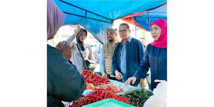 PANTAU HARGA: Gubernur Jatim Khofifah Indar parawansa (kanan) didampingi Wali Kota Batu Nurochman (dua dari kanan) dan Wakil Wali Kota Batu Heli Suyanto (tiga dari kanan) berbincang dengan pedagang.