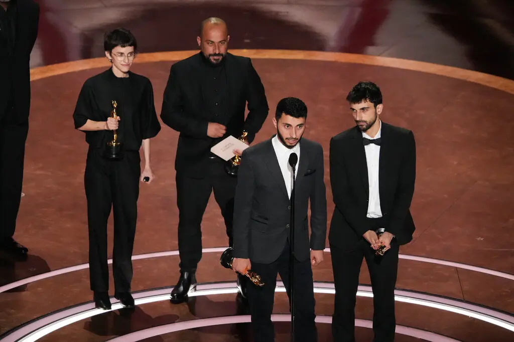 Basel Adra, Rachel Szor, Yuval Abraham, dan Hamdan Ballal memenangkan Best Documentary Feature Film untuk &ldquo;No Other Land&rdquo; dalam acara penghargaan Oscar 2025. (The New York Times)