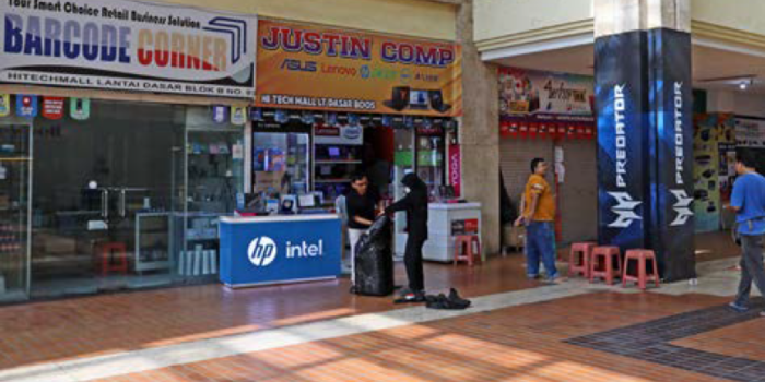 REAKTIVASI: Pedagang yang masih bertahan di Hi-Tech Mall melakukan bersih-bersih kemarin.